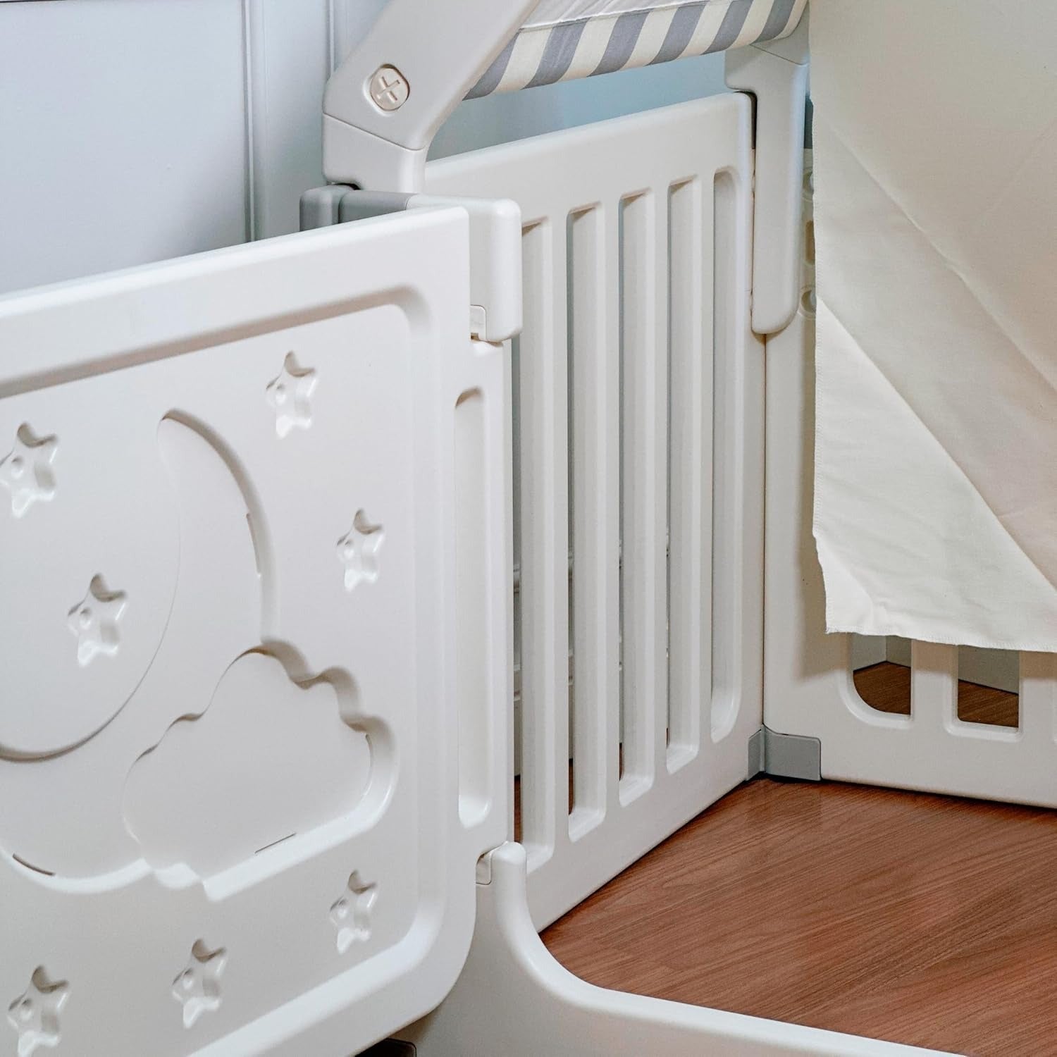 Freso Casinha Estilo Cabana com Cercado Infantil. Ideal para Quartos e Brinquedotecas. Estrutura Resistente, Fácil de Limpar e Espaço Seguro para Crianças Brincarem Dentro de Casa